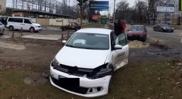 Військовий ЗСУ збив дівчинку 2-річну дівчинку на тротуарі, кадри: лікарі не допомогли