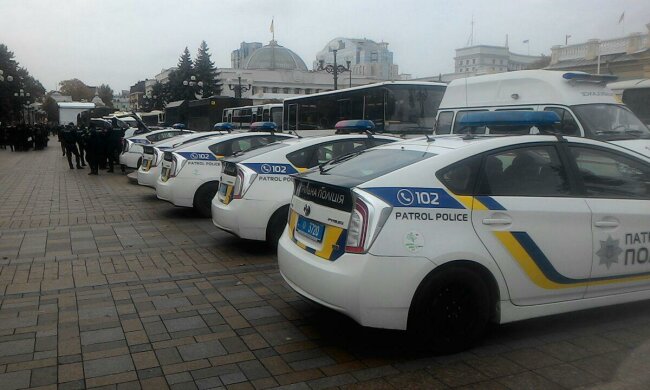 Марш ЛГБТ в Киеве: заблокировано отделение полиции, дорогу взяли в осаду, не пропускают даже троллейбусы