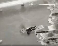 У Чорному морі потопили ще одну "консерву" окупантів: з'явилося відео