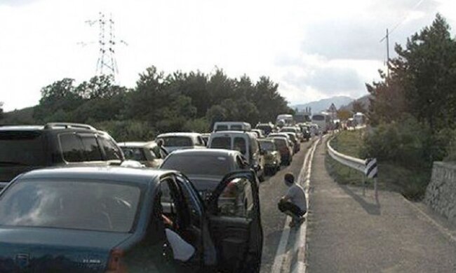 Машину битком набиту дітьми помітили по дорозі в Кирилівку, фото: "запхали навіть у багажник"