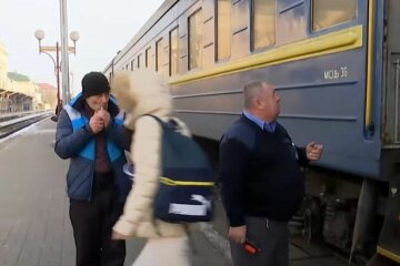 укрзализныця, пассажирские вагоны, вокзал, проводник, скрин