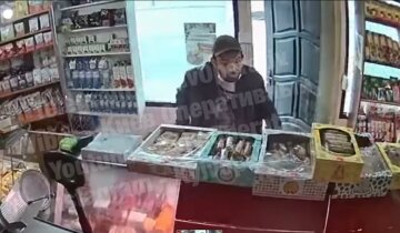 У Києві любитель солодощів серед білого дня влаштував наліт на магазин, кадри: "До локдауну готується"