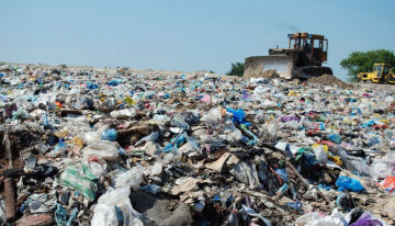 От львовского мусора пострадала международная трасса — фото