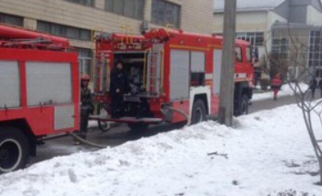 В Киеве разгорелся пожар, съехались спасатели: известно о пострадавших