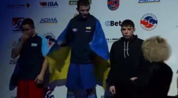 "Що коїться?": в українського боксера відібрали прапор на змаганнях, кадри