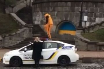 Неадекват в Києві влаштував шоу на поліцейській машині і поплатився: кадри покарання