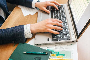 Робота за комп’ютером: найпоширеніші професійні захворювання