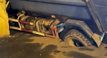 "Братишка конкретно так застрял": в Харькове грузовик провалился в яму на асфальте, кадры ЧП