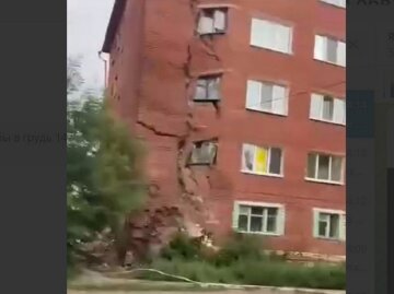 НП у росії: раптово обвалився житловий будинок, момент аварії потрапив на відео
