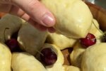 Смачніше за звичайні: рецепт м'яких вареників на пару з ягодами на літо, відео