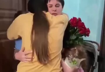 Не бачила дочок 5 місяців: зворушлива зустріч захисниці "Азовсталі" родиною знята на відео