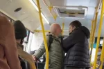 У Києві водій маршрутки виштовхав пенсіонера з салону, відео: "зайшов, як до себе додому"