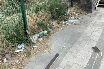 Киевляне устроили свалку возле станции метро, вопиющие фото: "Постоянно пьют..."