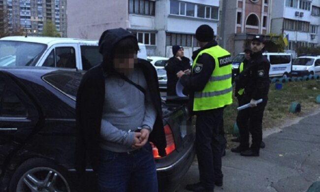 У центрі Одеси банда нальотчиків влаштувала "чистку" автомобілів: поліція повідомила деталі