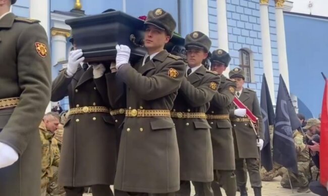 В центре Киева на коленях прощаются с легендарным украинцем: "Даже не успел пожить"