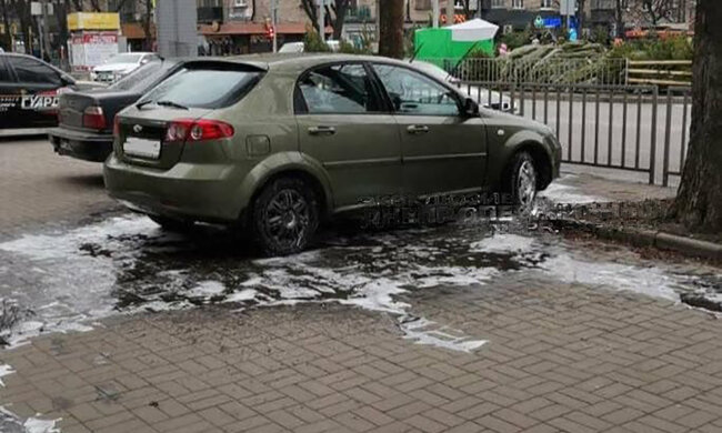 У Дніпрі автовласник влаштував мийку прямо посеред тротуару: подробиці і відео