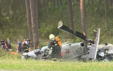 В Беларуси рухнул российский вертолет: первые кадры с места и подробности