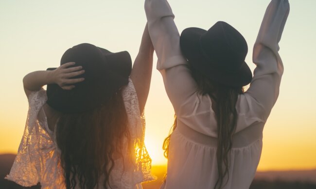 шляпы, девушка, дружба