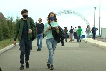 карантин, люди в масках на вулиці
