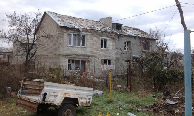 Життя на фронті: жителі Мар’їнки показали обстріляні будинки (відео)