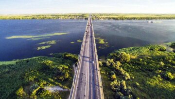 Росіянам дали останній шанс залишити Херсон: подробиці і кадри Антонівського мосту після ударів