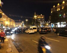Центр Києва перекритий, чутні постріли: перші подробиці й кадри НП