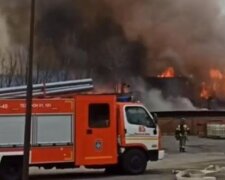 Склади спалахнули під Ростовом, вогонь швидко поширюється: перші кадри та деталі