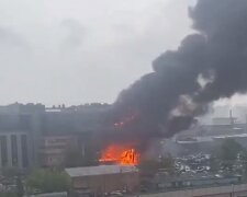 Огонь охватил бизнес-центр в Москве, люди заблокированы на крыше: «Справиться с пожаром не могут»