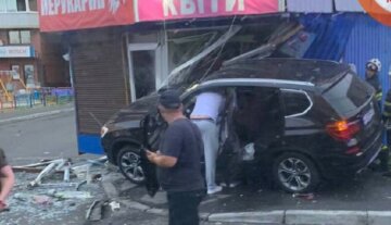 У Києві дівчина на дорогущому джипі влетіла в МАФи: "довелося викликати рятувальників"