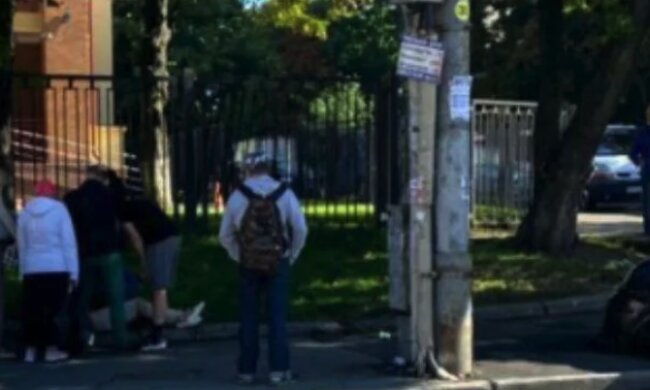 Авто виїхало на тротуар і збило жінку в Києві: кадри з місця фатальної ДТП