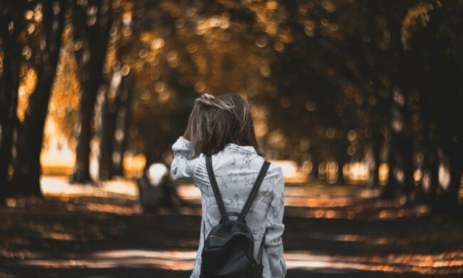 devushka_spinoy_3_26190111