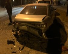 Иностранец разбил четыре чужих автомобиля, кадры масштабного ДТП: "Его остановил лишь бордюр"