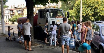 Відключення води обернулося колапсом в Одесі, жителі в гніві: "Це неподобство", відео