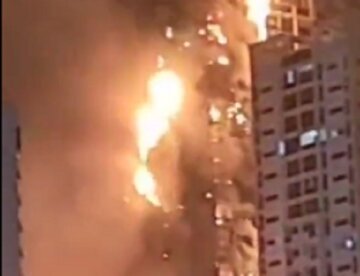 Потужна пожежа у житловій багатоповерхівці потрапила на відео: вогонь охопив усі поверхи