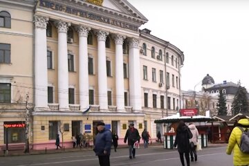 ЗМІ опублікувало відео, як крали бюлетені на виборах в Могилянці: "обливають одну з урн, а також виносять іншу"