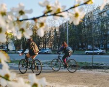 погода весна квітень люди прогулянка велосипед