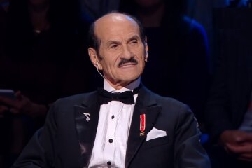Син Чапкіса далеко від України влаштував спекотні танці біля басейну, показавши сім'ю: "Сумую"