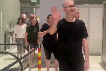 "Улыбки, объятия и слезы на глазах": из плена вернулись гражданские украинцы, фото и видео встречи