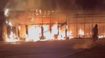 Магазин перетворився на палаючий факел: в Одесі показали відео пожежі та наслідки