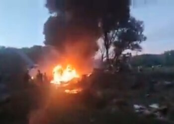 Мог упасть на жилые дома: момент крушения военного самолета в рф попал на видео