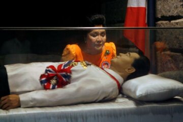 Диктатора Філіппін Маркоса поховають як героя (фото)