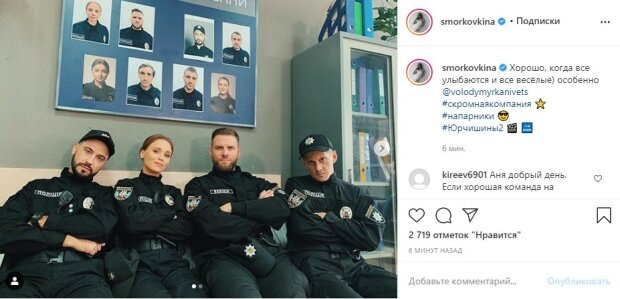 Довольная Женька из "Сватов" в униформе прильнула к трем брутальным красавцам: "Хорошо, когда все..."