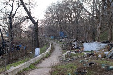 "Завалили сміттям і вирубили дерева": одесити втратили улюблене місце відпочинку, страхітливі кадри