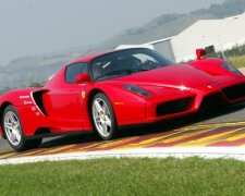 Поединок кареты «скорой» и Ferrari набирает популярность в сети (видео)