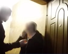 Пьяный киевлянин избил жену и грозился выпрыгнуть из окна, видео: "Я что виноват, что водку продают?"