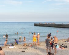 "Дорвались": одесситы начали загорать и купаться в море, несмотря на запрет