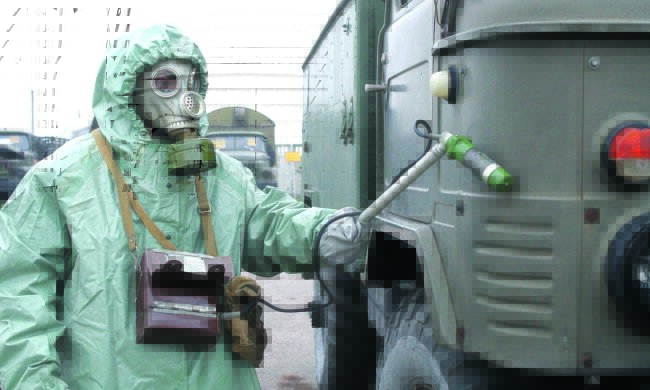 экологическая катастрофа люди в защитных костюмах