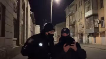 Приїжджий напав на літню одеситку у власній квартирі, кадри: "зв'язав скотчем, щоб..."