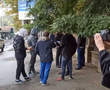 У центрі Одеси іноземець схопився за ніж і порізав людей на зупинці: "Отримав відмову"