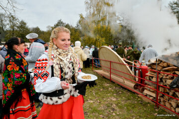 Танцы и гигантская сковорода: как белорусы отмечали картофельный праздник (фото)